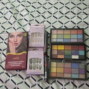 Revolution Vibrant Press-On Nails and Eyeshadow Set Gift Set Read Bottom Please